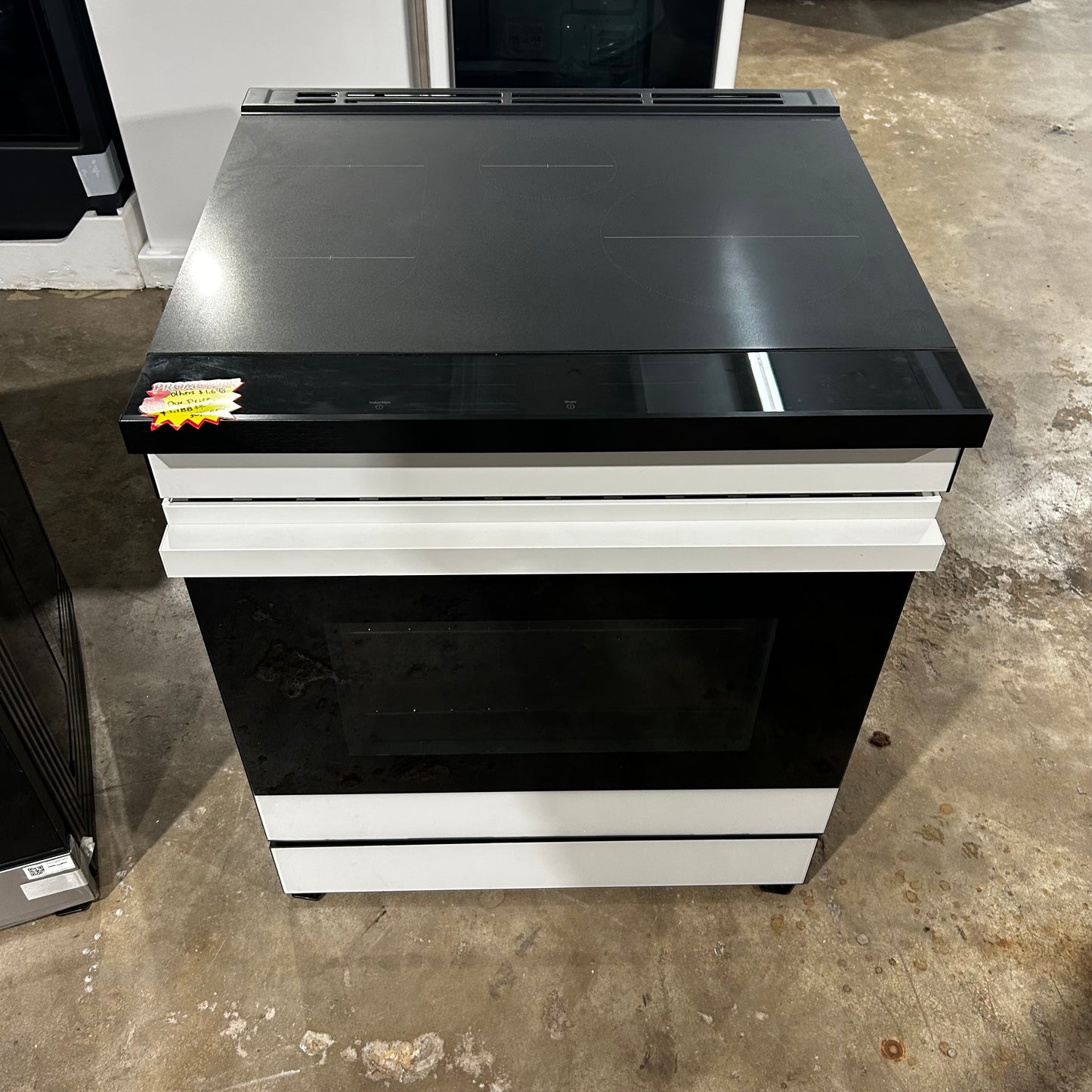 Samsung - Bespoke 6.3 Cu. Ft. Slide-In Electric Induction Range with Ambient Edge Lighting - White Glass