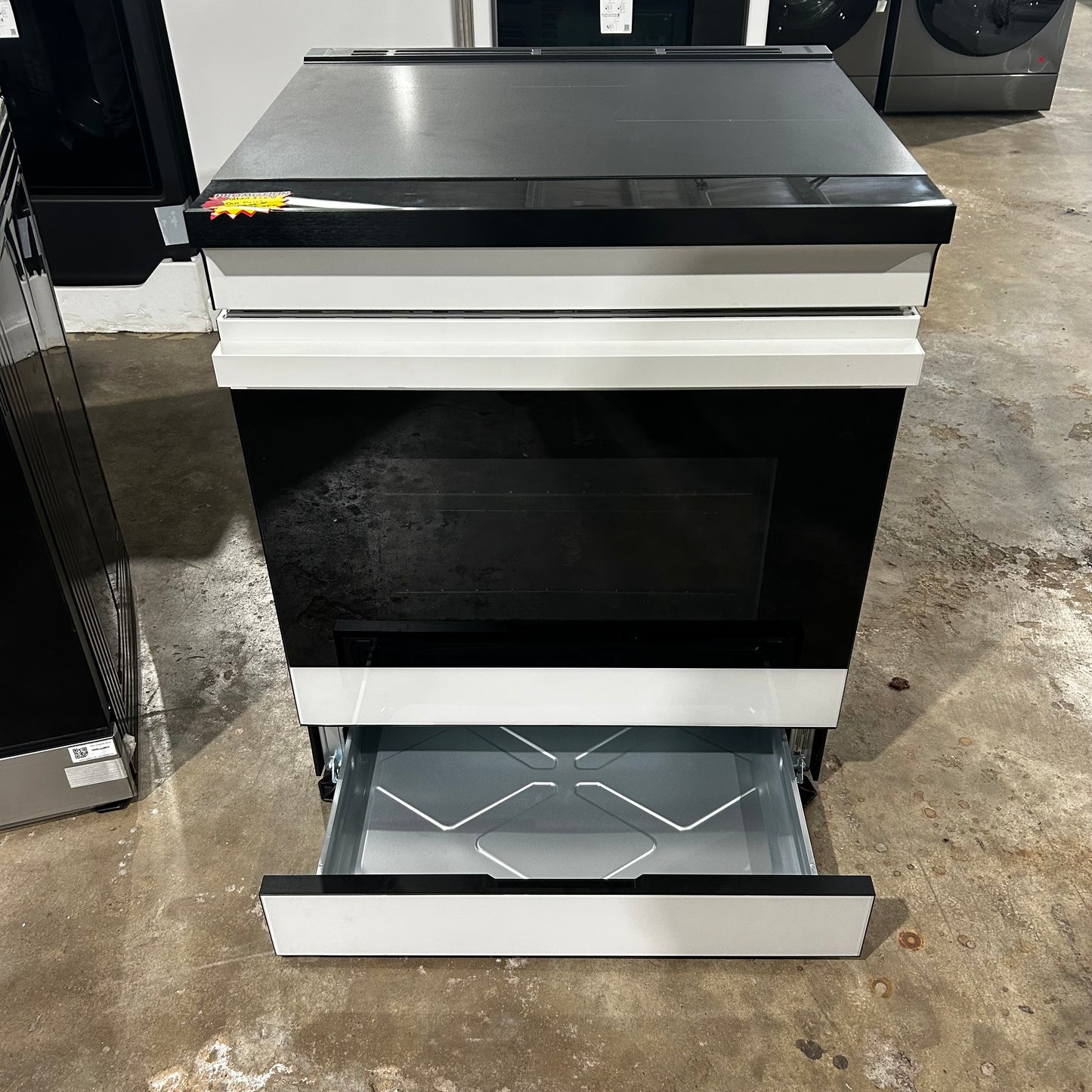 Samsung - Bespoke 6.3 Cu. Ft. Slide-In Electric Induction Range with Ambient Edge Lighting - White Glass