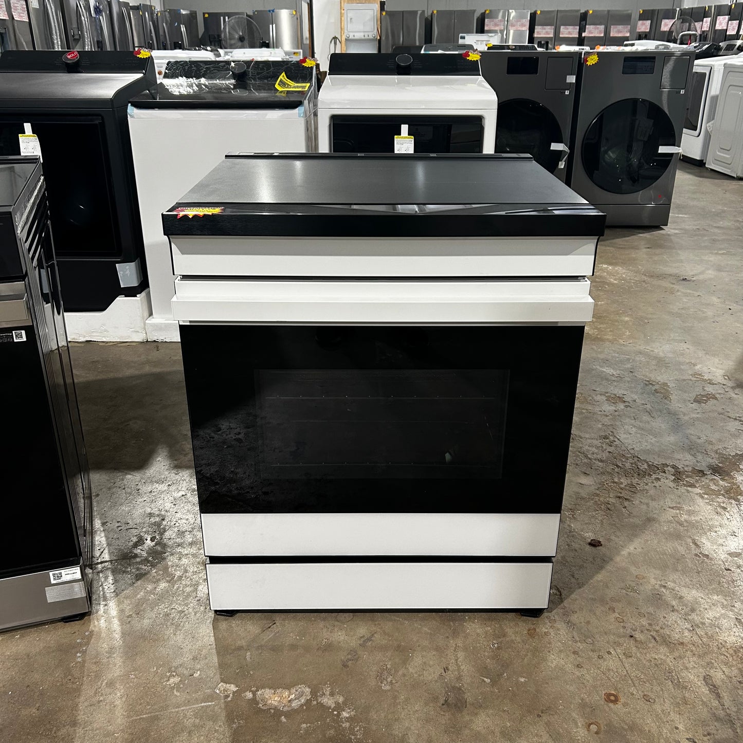 Samsung - Bespoke 6.3 Cu. Ft. Slide-In Electric Induction Range with Ambient Edge Lighting - White Glass